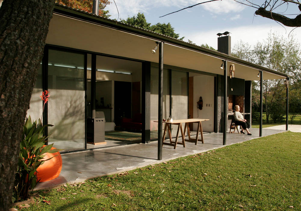Casa Tortorelli, IR arquitectura IR arquitectura Vườn phong cách hiện đại Kim loại