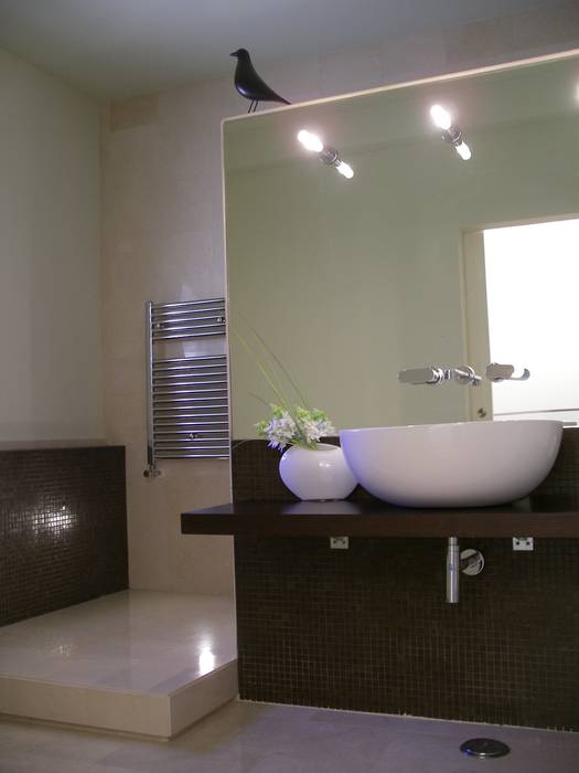 Moradia R+MA, Space Invaders _ Arquitectura e Design Space Invaders _ Arquitectura e Design Modern bathroom