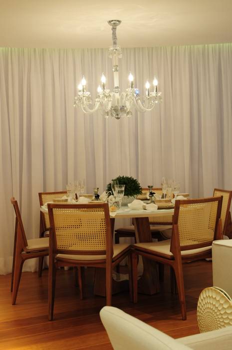 Iluminação destaca elegante projeto de apartamento no litoral paulista, Guido Iluminação e Design Guido Iluminação e Design Salas de jantar clássicas