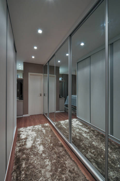 Iluminação de destaque em apartamento no litoral paulista , Guido Iluminação e Design Guido Iluminação e Design Closets