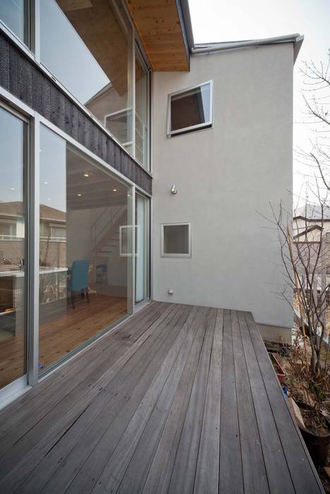 二俣川の家, ディンプル建築設計事務所 ディンプル建築設計事務所 モダンデザインの テラス 無垢材 多色