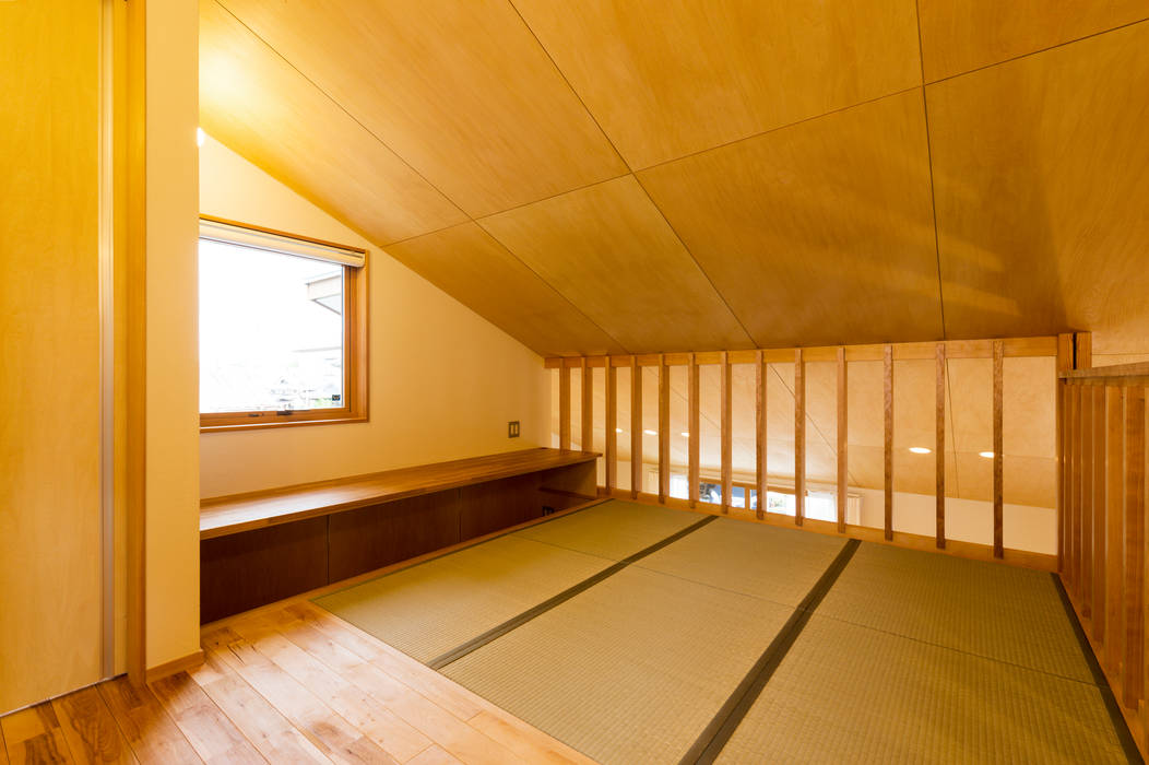 2階フリースペース（畳コーナー） 株式会社山口工務店 モダンデザインの 多目的室