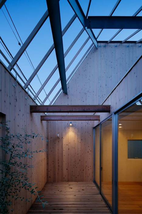 駒沢の家, ディンプル建築設計事務所 ディンプル建築設計事務所 モダンデザインの テラス 無垢材 多色