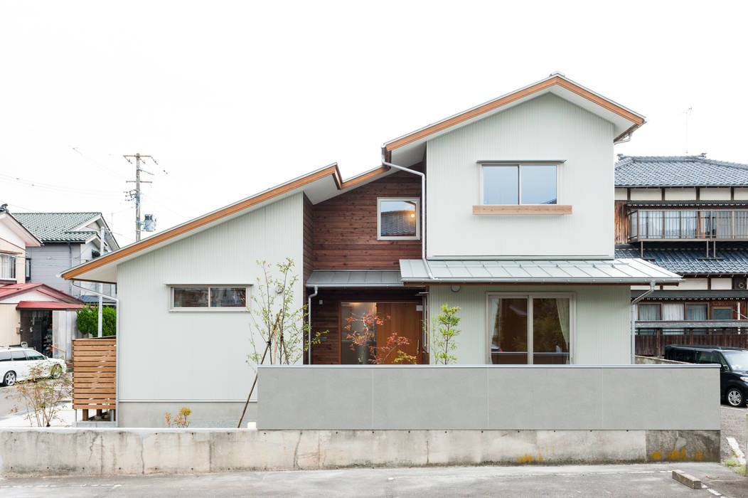 ファサード 株式会社山口工務店 モダンな 家 建物,空,財産,窓,植物,車輪,家,タイヤ,近所,ドア