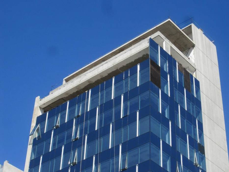 Edificio de oficinas Libertador 6680, mm ARQUITECTOS mm ARQUITECTOS Puertas y ventanas modernas