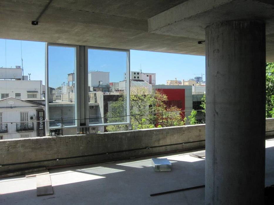 Edificio de oficinas Libertador 6680, mm ARQUITECTOS mm ARQUITECTOS Puertas y ventanas modernas