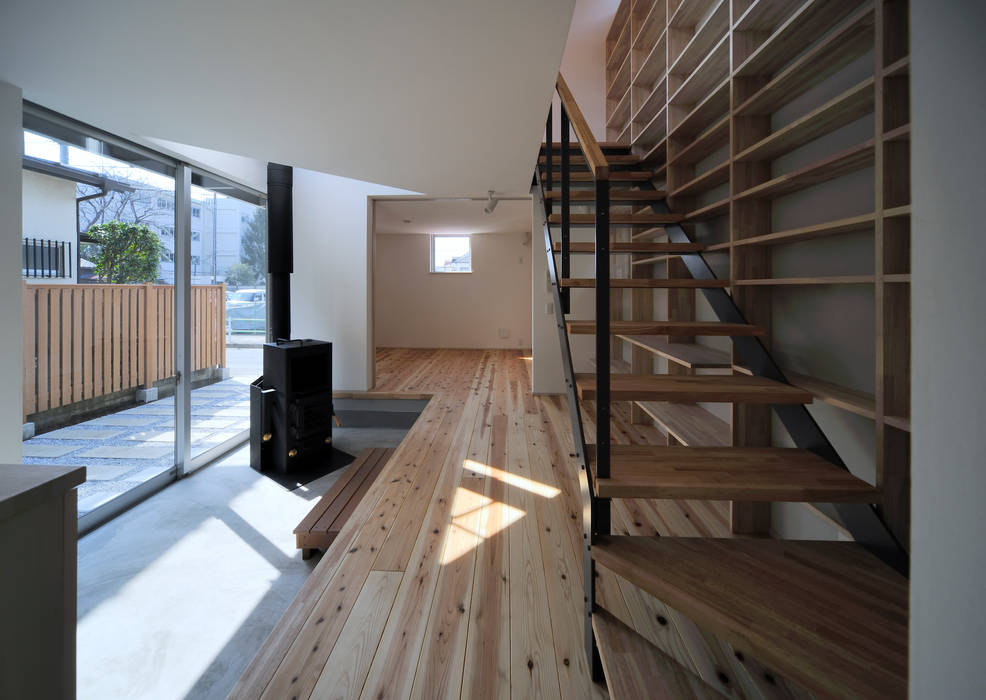 小平の家, FuruichiKumiko ArchitectureDesignOffice FuruichiKumiko ArchitectureDesignOffice Modern corridor, hallway & stairs