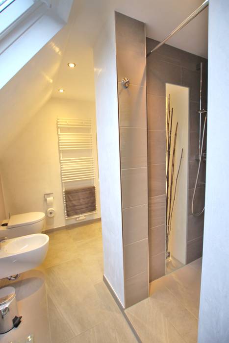 homify Modern Banyo Seramik