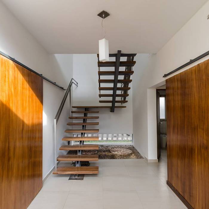 Casa Los Tipales L78, M2a Arquitectura APPaisajismo モダンスタイルの 玄関&廊下&階段