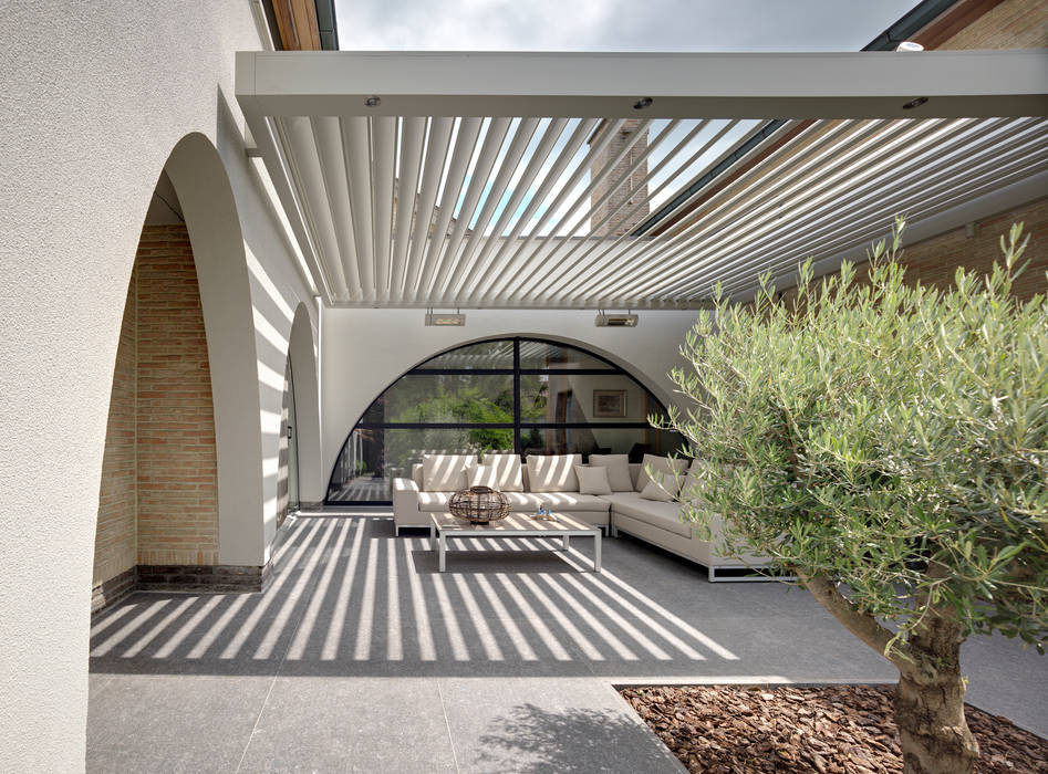 ​Rider Architects | UmbrisbyIQ IQ Outdoor Living Balcones y terrazas de estilo moderno Aluminio/Cinc