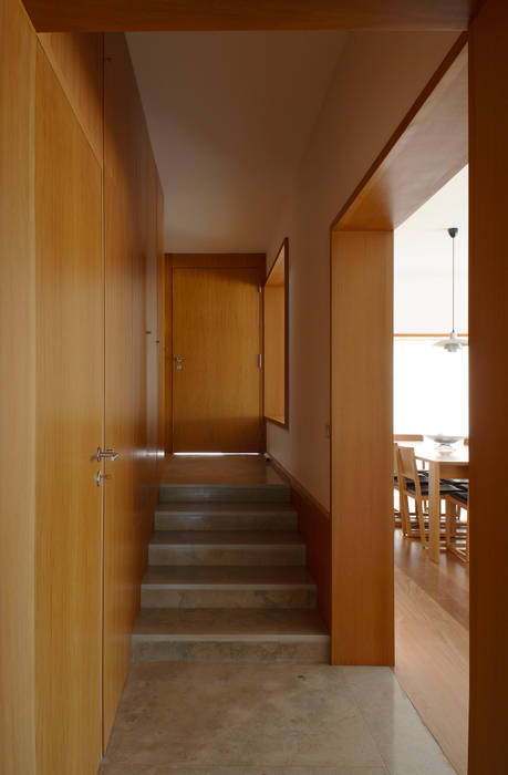 Casa Pinhal Verde , SAMF Arquitectos SAMF Arquitectos Corredores, halls e escadas modernos Madeira Acabamento em madeira