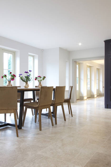 Zofia limestone floor in a honed finish from Artisans of Devizes. Artisans of Devizes Salas de jantar modernas Pedra Calcária