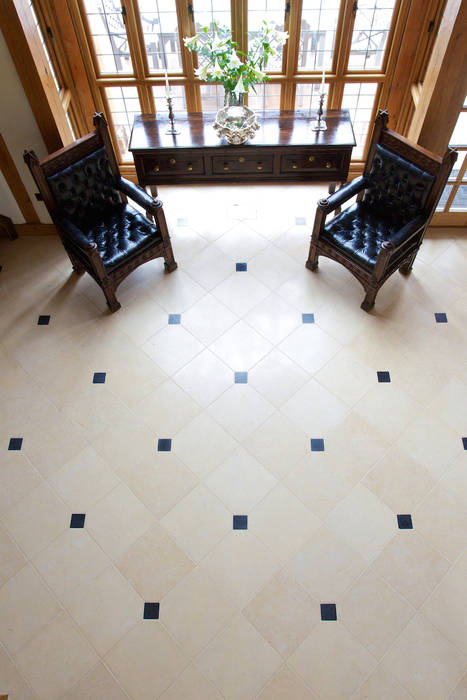 Lincolnshire Limestone flooring with a Artisan Aged Finish from Artisans of Devizes. Artisans of Devizes Murs & Sols ruraux Calcaire