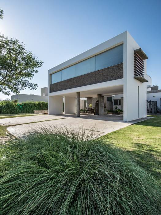 CASA LA SANTINA , barqs bisio arquitectos barqs bisio arquitectos Будинки