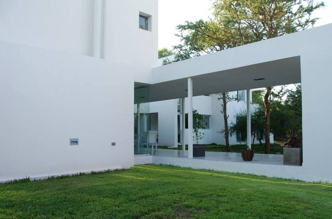 Vivienda en el Bosque, FKB ARQUITECTOS FKB ARQUITECTOS Modern houses