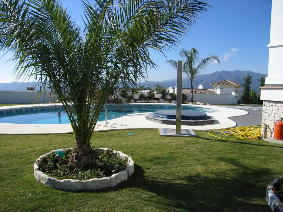 jardin y piscina UAArquitectos Jardines de estilo mediterráneo
