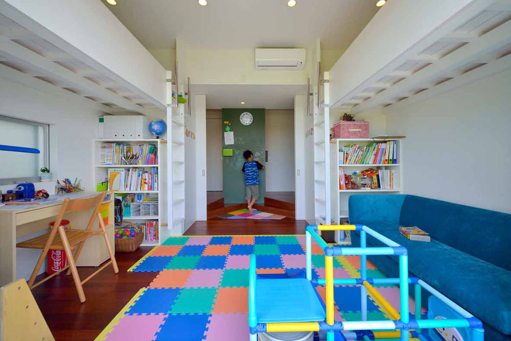 風を生み、空に近づく家, アアキ前田 株式会社 アアキ前田 株式会社 Eclectische kinderkamers