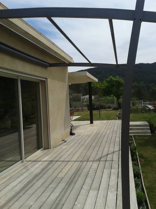 bois et aluminium agence d'architecture nadia poss Balcon, Veranda & Terrasse modernes Bois Effet bois