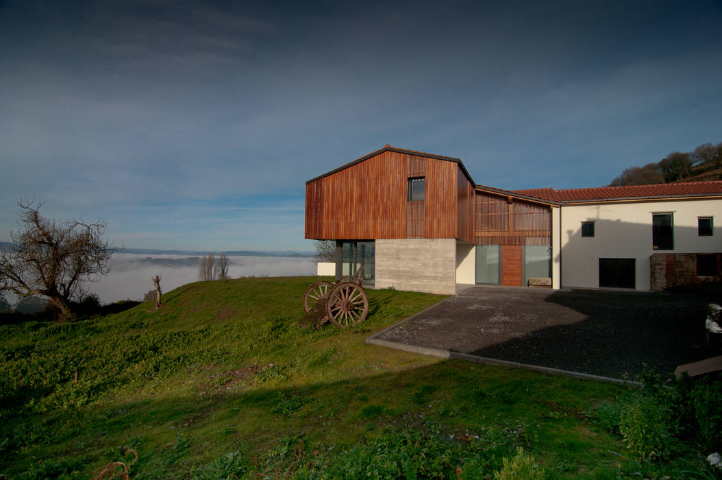 Vivienda en la falda del Naranco, RUBIO · BILBAO ARQUITECTOS RUBIO · BILBAO ARQUITECTOS Casas campestres Madeira Acabamento em madeira