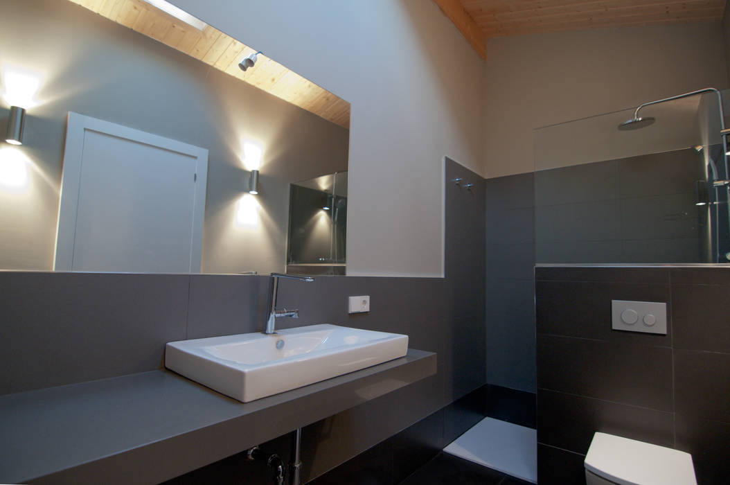 Vivienda en la falda del Naranco, RUBIO · BILBAO ARQUITECTOS RUBIO · BILBAO ARQUITECTOS Country style bathroom Tiles