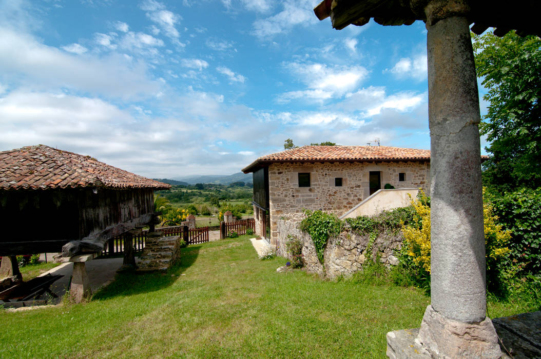 Una Casa Rural con paredes de Piedra del siglo XVIII que te robará el aliento, RUBIO · BILBAO ARQUITECTOS RUBIO · BILBAO ARQUITECTOS Landelijke huizen