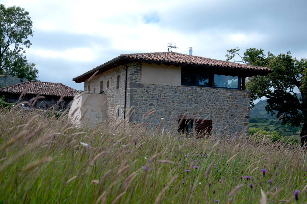 Una Casa Rural con paredes de Piedra del siglo XVIII que te robará el aliento, RUBIO · BILBAO ARQUITECTOS RUBIO · BILBAO ARQUITECTOS Landelijke huizen