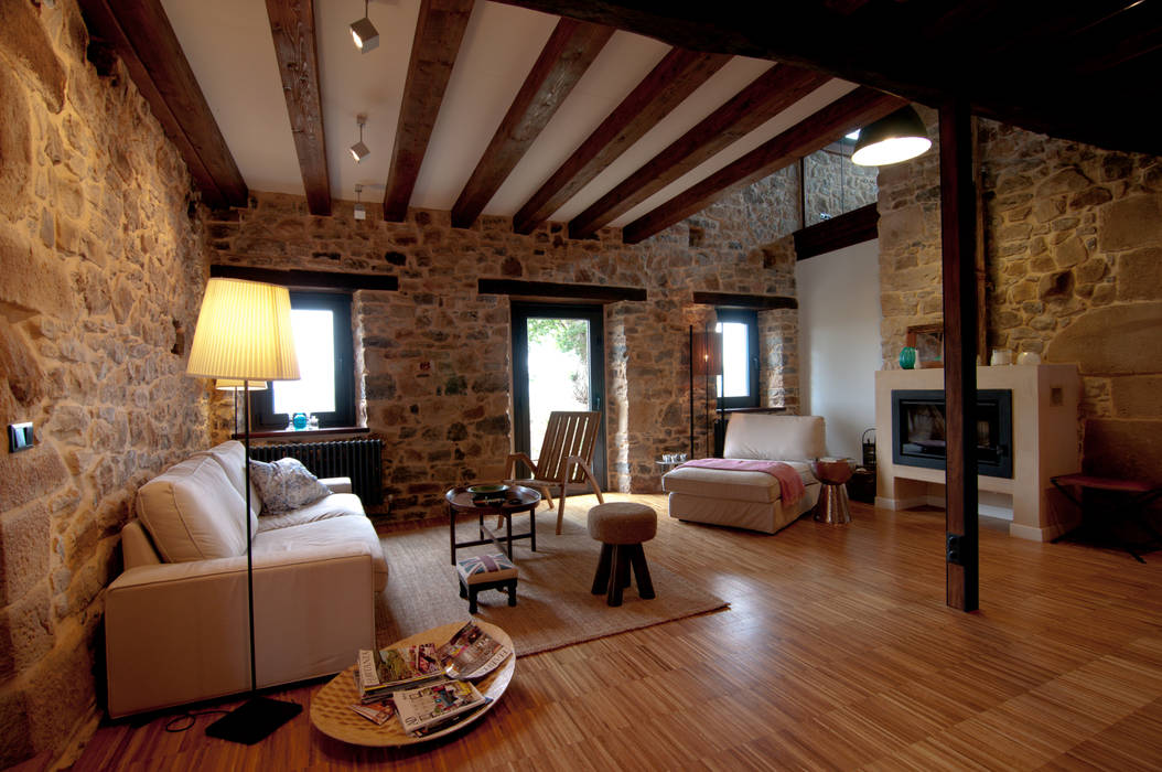 Una Casa Rural con paredes de Piedra del siglo XVIII que te robará el aliento, RUBIO · BILBAO ARQUITECTOS RUBIO · BILBAO ARQUITECTOS Living room