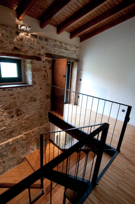 Una Casa Rural con paredes de Piedra del siglo XVIII que te robará el aliento, RUBIO · BILBAO ARQUITECTOS RUBIO · BILBAO ARQUITECTOS Pasillos, vestíbulos y escaleras rurales