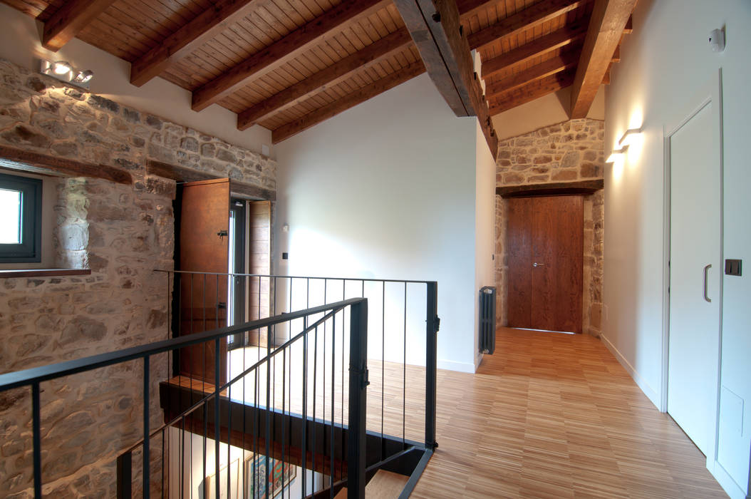Una Casa Rural con paredes de Piedra del siglo XVIII que te robará el aliento, RUBIO · BILBAO ARQUITECTOS RUBIO · BILBAO ARQUITECTOS Country style corridor, hallway& stairs
