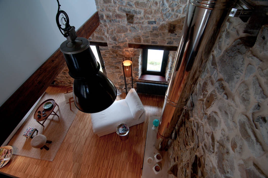 Una Casa Rural con paredes de Piedra del siglo XVIII que te robará el aliento, RUBIO · BILBAO ARQUITECTOS RUBIO · BILBAO ARQUITECTOS Salones de estilo rural