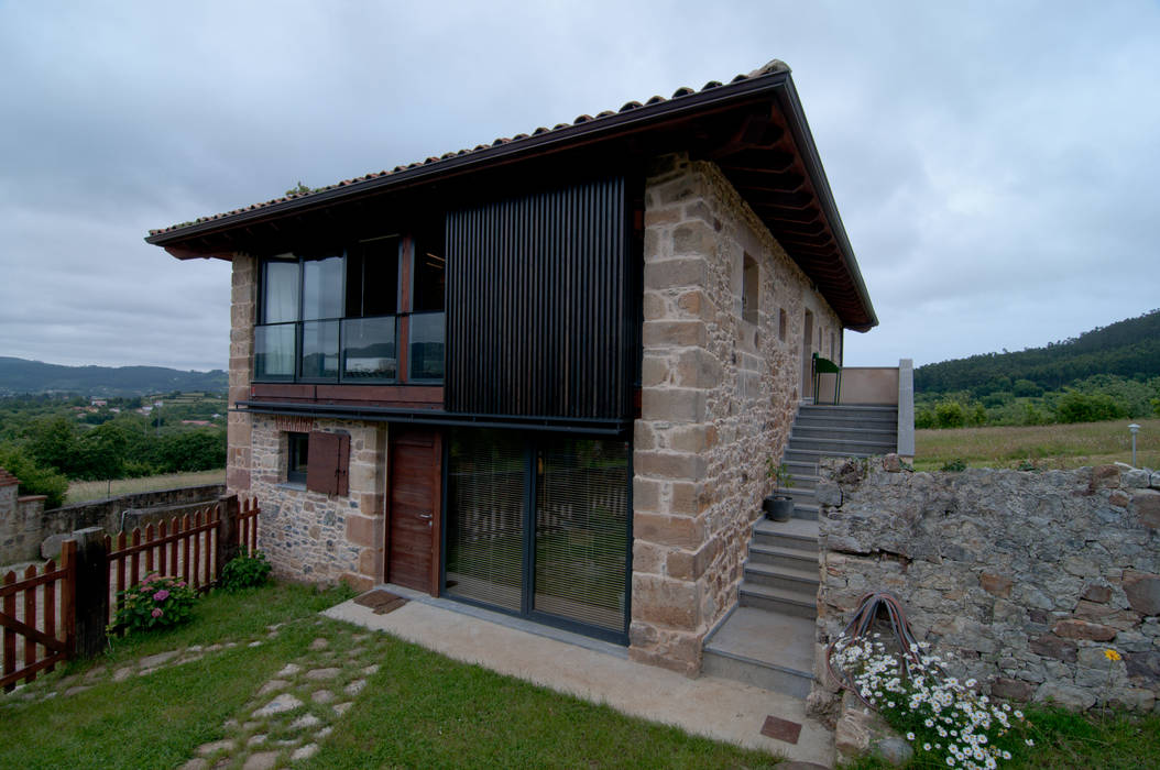 Una Casa Rural con paredes de Piedra del siglo XVIII que te robará el aliento, RUBIO · BILBAO ARQUITECTOS RUBIO · BILBAO ARQUITECTOS Дома в стиле кантри