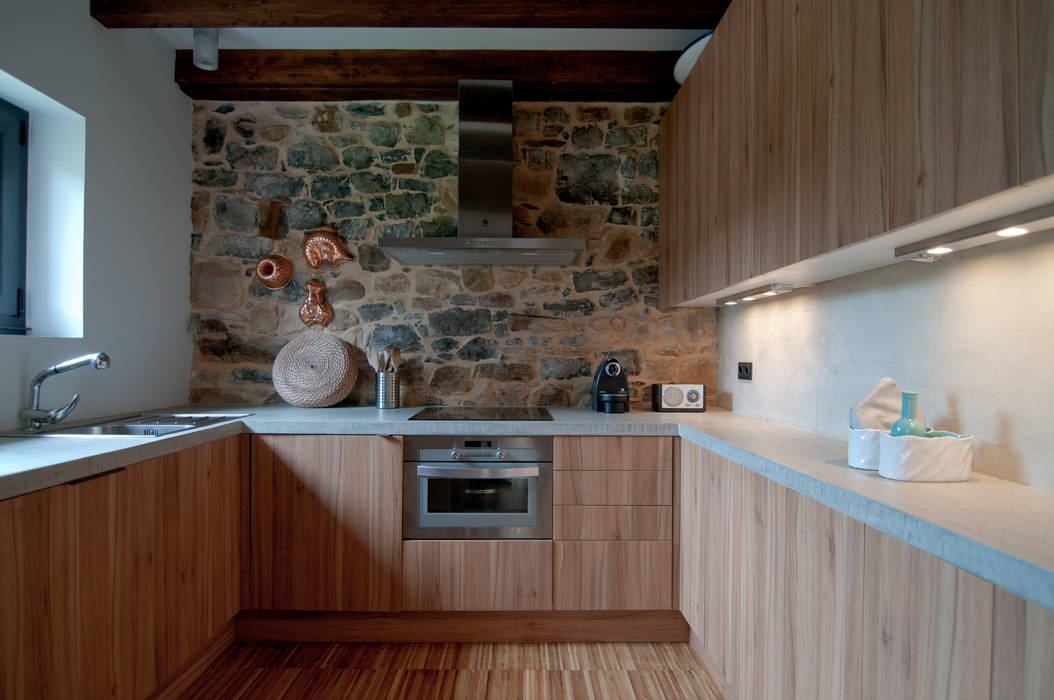 Una Casa Rural con paredes de Piedra del siglo XVIII que te robará el aliento, RUBIO · BILBAO ARQUITECTOS RUBIO · BILBAO ARQUITECTOS Country style kitchen