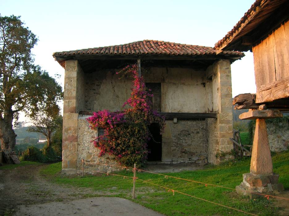 Una Casa Rural con paredes de Piedra del siglo XVIII que te robará el aliento, RUBIO · BILBAO ARQUITECTOS RUBIO · BILBAO ARQUITECTOS Дома в стиле кантри