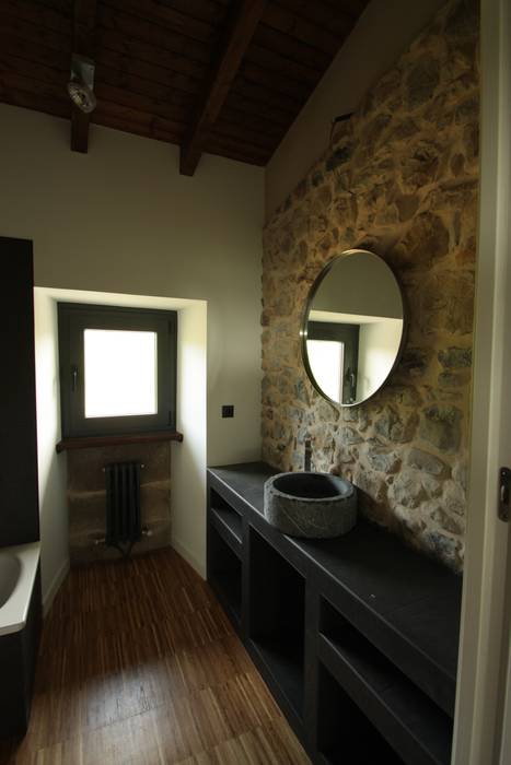 Una Casa Rural con paredes de Piedra del siglo XVIII que te robará el aliento, RUBIO · BILBAO ARQUITECTOS RUBIO · BILBAO ARQUITECTOS Country style bathroom