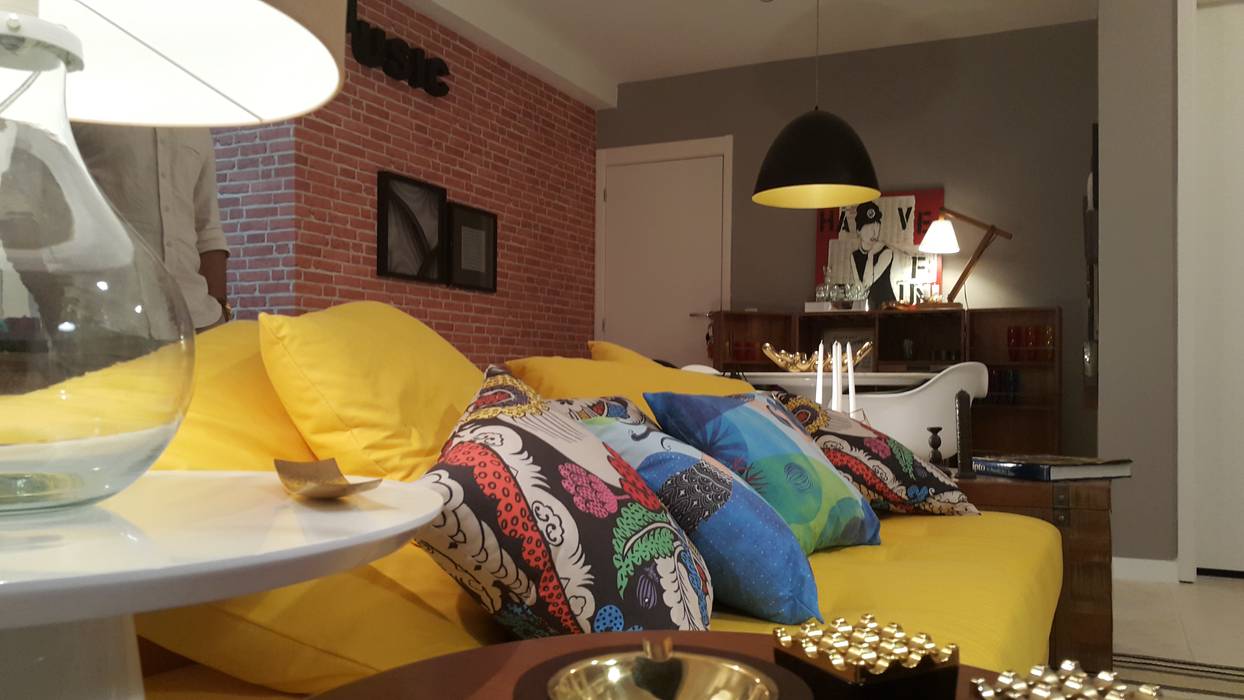 Living cheio de estilo marcado por cores vibrantes. Lucio Nocito Arquitetura e Design de Interiores Salas de estar modernas