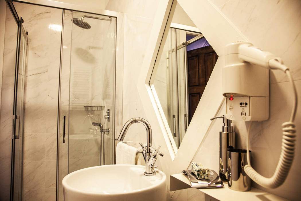 OPORTO LOFT ART HOTEL, Bastos & Cabral - Arquitectos, Lda. | 2B&C Bastos & Cabral - Arquitectos, Lda. | 2B&C Eclectic style bathroom