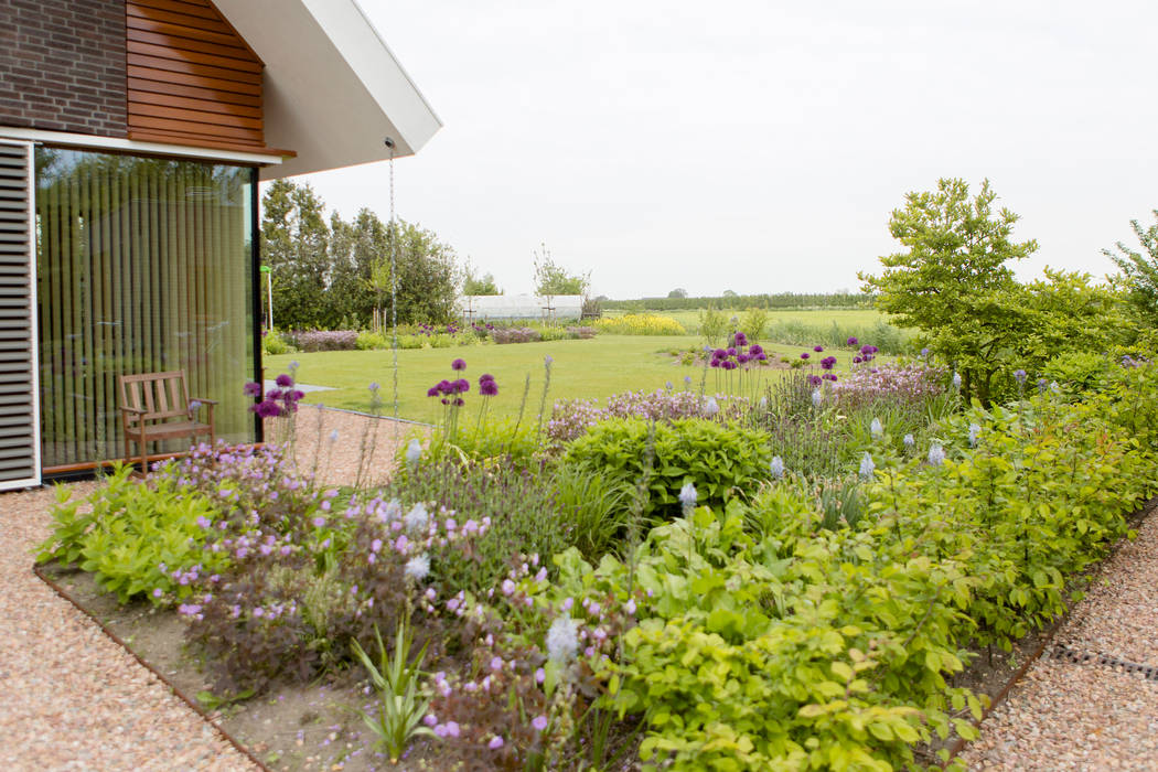 Vaste planten tuin in Houten, Dutch Quality Gardens, Mocking Hoveniers Dutch Quality Gardens, Mocking Hoveniers Landelijke tuinen Bloem,Plant,Lucht,Het opbouwen van,land veel,Gras,Boom,Huis,bioom,Natuurlijk landschap