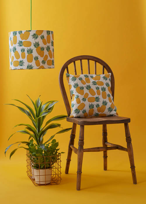 Piña cushion and lamp shade homify Tropikal Oturma Odası Pamuklu Kırmızı Aksesuarlar & Dekorasyon