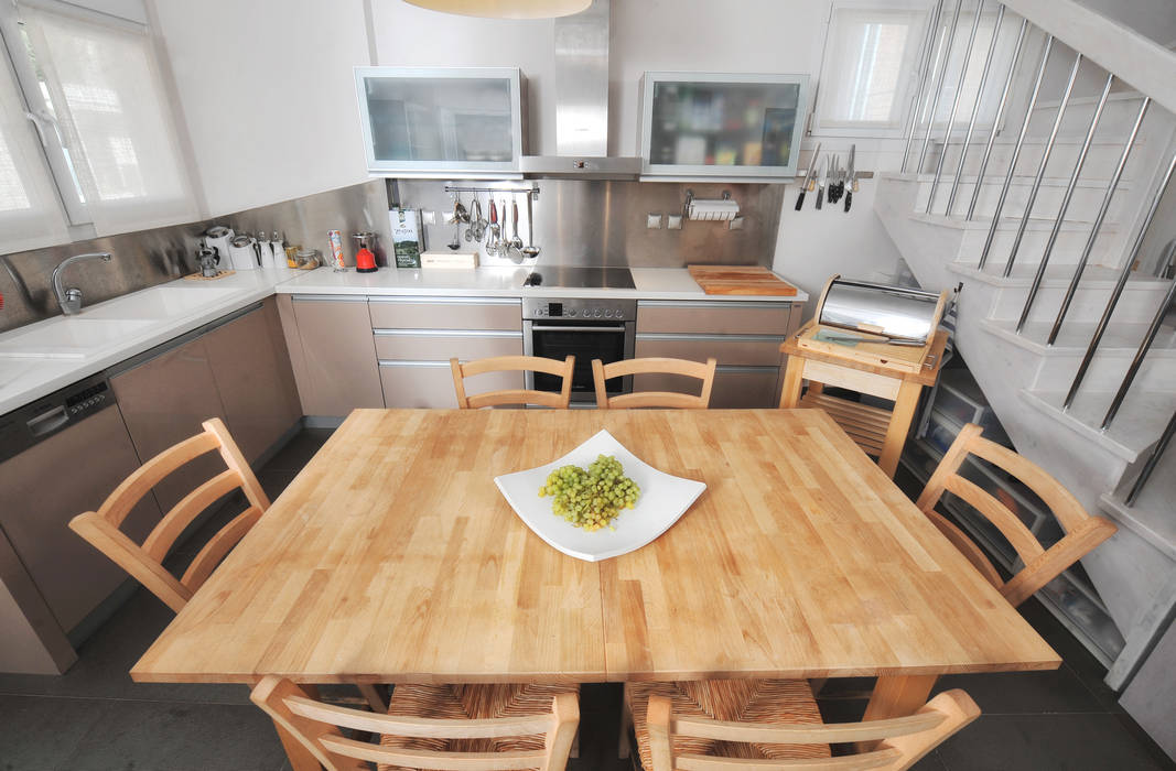 AP penthouse Matteo Fieni Architetto Cucina attrezzata Legno composito Trasparente dining table,wooden table