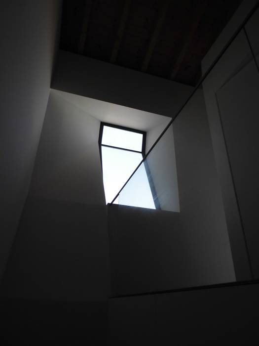 House in Castle Street | Vila Nova de Gaia., Bastos & Cabral - Arquitectos, Lda. | 2B&C Bastos & Cabral - Arquitectos, Lda. | 2B&C Modern corridor, hallway & stairs