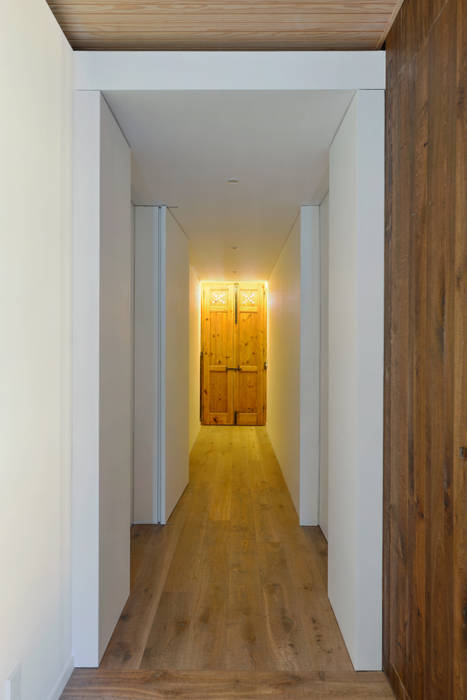 Modern corridor, hallway & stairs by Ricardo Moreno Arquitectos Modern