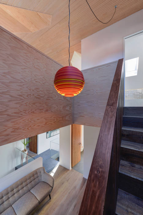 Modern corridor, hallway & stairs by Ricardo Moreno Arquitectos Modern