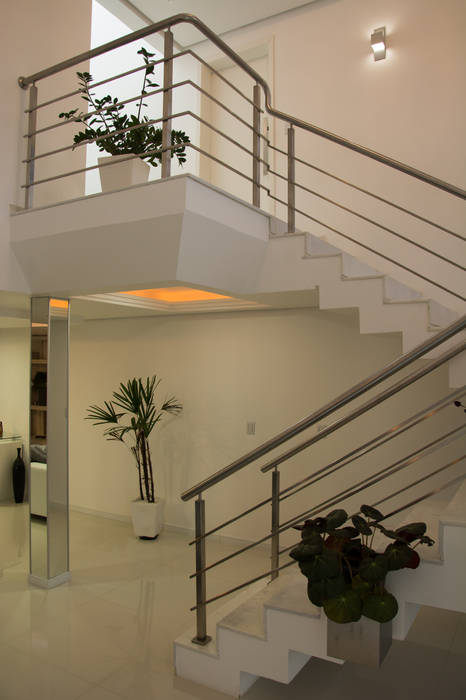 homify Pasillos, vestíbulos y escaleras de estilo moderno