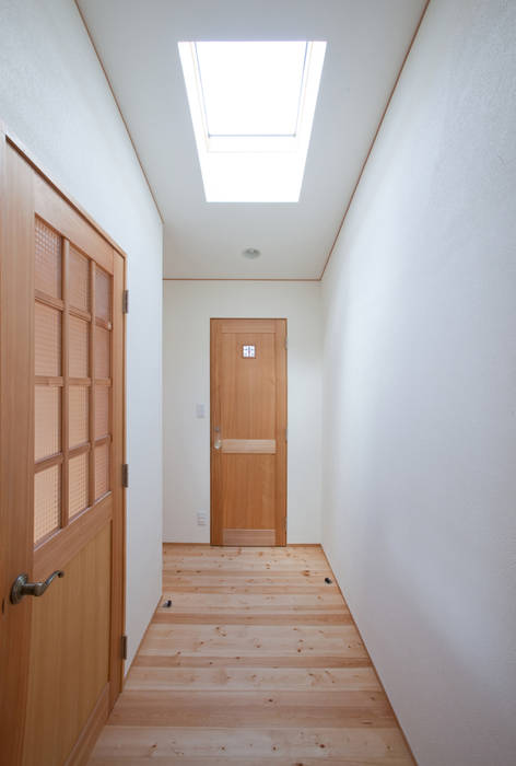 南郷の家, 株式会社 atelier waon 株式会社 atelier waon Modern Corridor, Hallway and Staircase