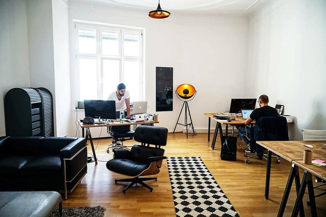 App & Online Marketing Agentur aus Berlin Studio Stern Moderne Arbeitszimmer Tisch,Möbel,Shirt,Sessel,Gebäude,Fernsehen,Orange,Innenarchitektur,Gelb,Fenster