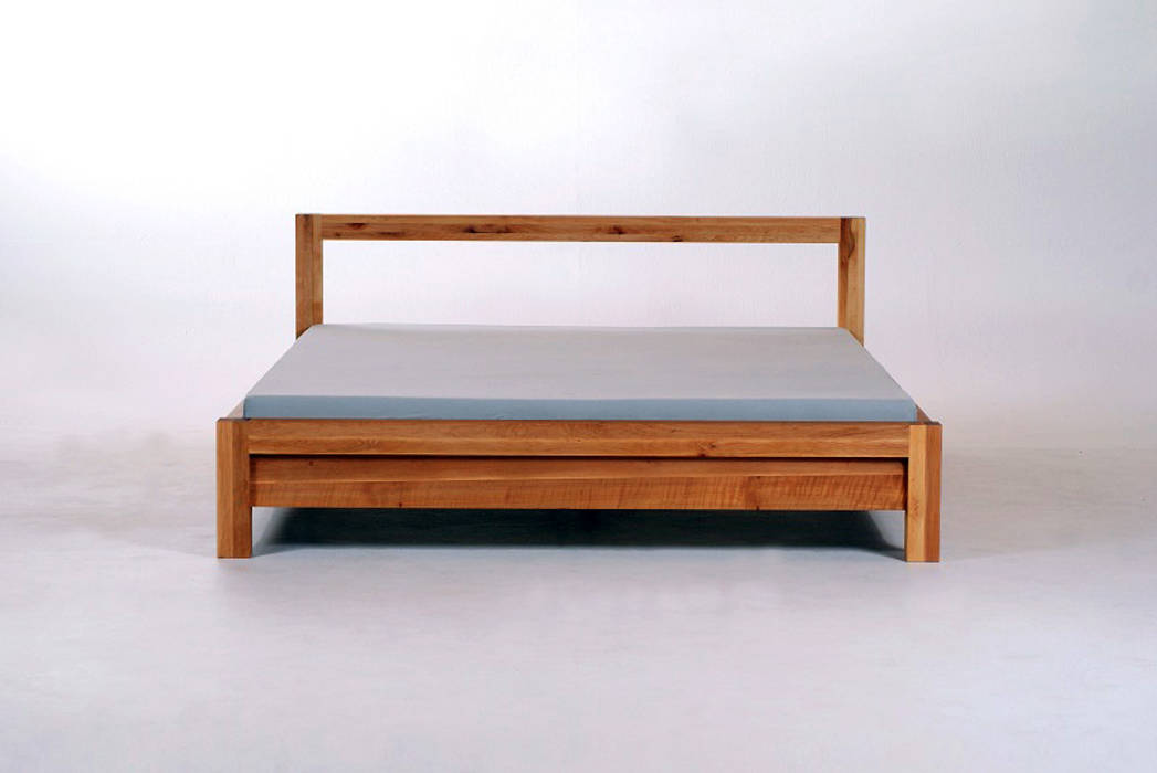 MAZZIVO - classic bed, mazzivo konzept + gestaltung przemysław mitręga mazzivo konzept + gestaltung przemysław mitręga ห้องนอน ไม้ Wood effect เตียงนอนและหัวเตียง