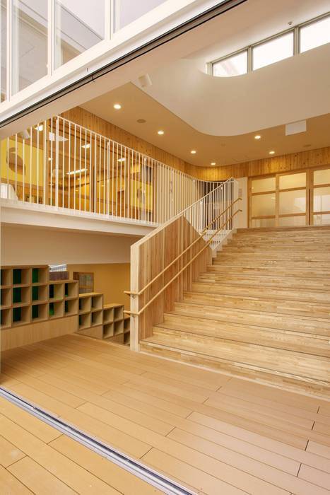 大階段 フィールド建築設計舎 モダンな 壁&床 木 木目調