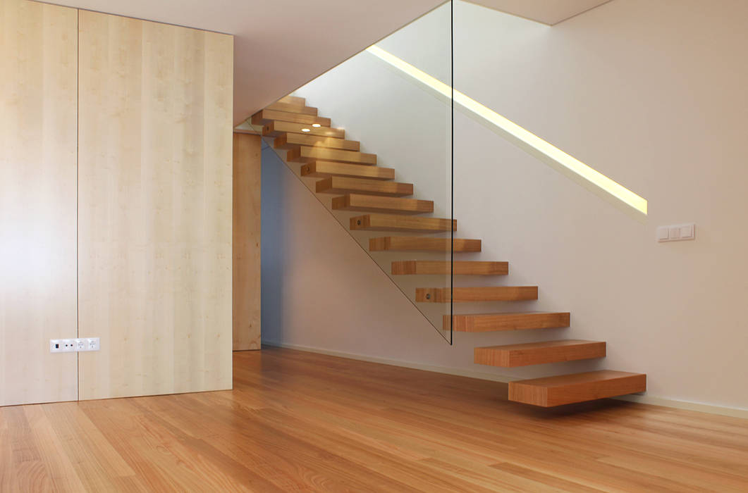 HOUSE NM_PÓVOA DE VARZIM_2015, PFS-arquitectura PFS-arquitectura Minimalist corridor, hallway & stairs