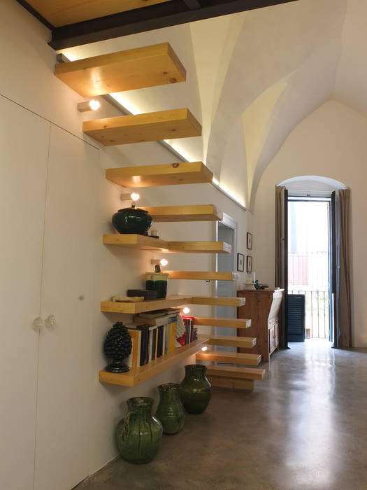 Casa Incorciata: Ristrutturazione di una casa unifamiliare privata, Ossigeno Architettura Ossigeno Architettura Pasillos, vestíbulos y escaleras mediterráneos