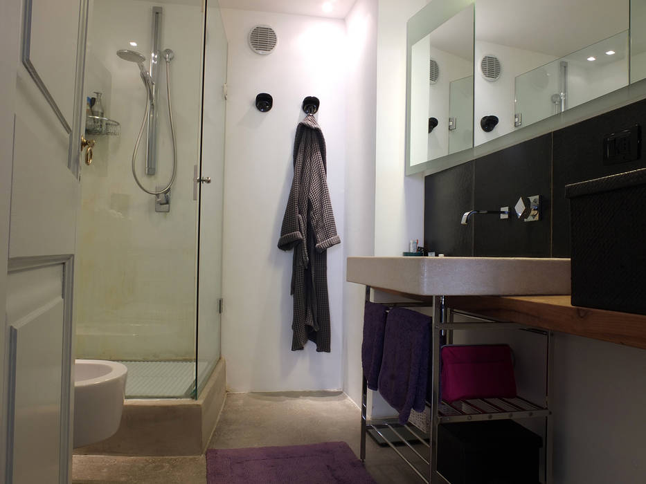 Casa Incorciata: Ristrutturazione di una casa unifamiliare privata, Ossigeno Architettura Ossigeno Architettura Mediterranean style bathroom